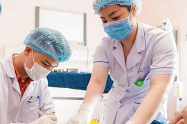 Bệnh nhi N.L được các y bác sỹ chăm sóc và điều trị tại Khoa Chỉnh hình. (Ảnh: BVCC)