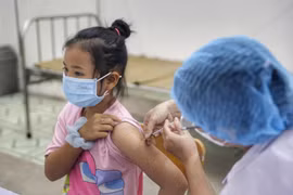 Tiêm vaccine phòng bệnh cho trẻ. (Ảnh: Tuấn Đức/TTXVN)