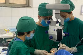 Các bác sỹ Bệnh viện Mắt Trung ương thực hiện ca ghép giác mạc cho bệnh nhân. (Ảnh: PV/Vietnam+)