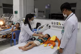 Bác sĩ thăm khám, điều trị cho bệnh nhân mắc sốt xuất huyết. (Ảnh: Huy Hải/TTXVN)