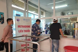 Những người bệnh làm thủ tục lấy thuốc Methadone. (Ảnh: T.G/Vietnam+)