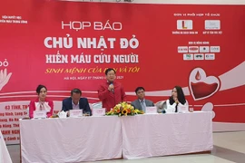 Nhà báo Lê Xuân Sơn phát biểu tại buổi họp báo. (Ảnh: PV/Vietnam+) 
