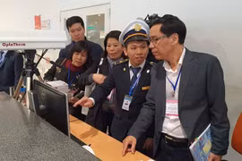 Đoàn công tác của Bộ Y tế đã tiến hành kiểm tra tại Sân bay Nội Bài. (Ảnh: PV/Vietnam+)