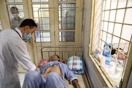 Bác sỹ thăm khám cho bệnh nhân sốt xuất huyết điều trị tại Khoa Truyền nhiễm, Bệnh viện Đa khoa Đống Đa (Hà Nội). (Ảnh: Minh Quyết/TTXVN)