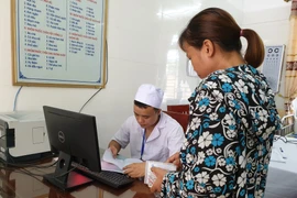 Người dân làm thủ tục khám bệnh tại một trạm y tế xã. (Ảnh: T.G/Vietnam+)