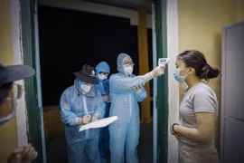 Hòa Bình tiếp nhận, cách ly 80 công dân từ Mỹ trở về. (Ảnh: Trọng Đạt/TTXVN)