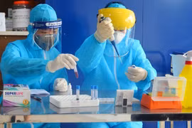 Lấy mẫu xét nghiệm bệnh COVID-19 cho người dân. (Ảnh: TTXVN/Vietnam+)