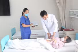 Bác sỹ thăm khám cho bệnh nhân sau phẫu thuật. (Ảnh: PV/Vietnam+)