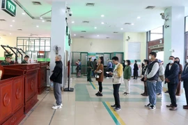 Những du khách, cư dân biên giới làm thủ tục nhập cảnh tại Cửa khẩu đường bộ quốc tế Lào Cai. (Ảnh: Quốc Khánh/TTXVN)