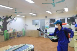 Phun khử khuẩn phòng chống dịch COVID-19 tại Hà Nội. (Ảnh: Thanh Tùng/TTXVN)