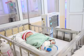 Bé gái đang được điều trị tại Bệnh viện Đa khoa Đức Giang. (Ảnh: PV/Vietnam+)