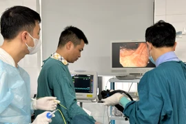 Các bác sĩ nội soi cho một bệnh nhân tại Bệnh viện Bạch Mai. (Ảnh: PV/Vietnam+)