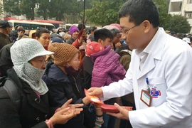 [Photo] 11 chuyến xe yêu thương đưa gần 400 người bệnh về quê ăn Tết