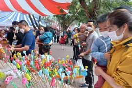 Quầy to he với đa dạng các sản phẩm tặng bệnh nhân nhi. (Ảnh: T.G/Vietnam+)