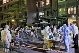 Lấy mẫu xét nghiệm COVID-19 cho cư dân tòa Park 11 - Times City. (Ảnh: Thanh Tùng/TTXVN)