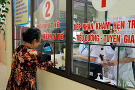 Người dân đăng ký khám, chữa bệnh bằng thẻ bảo hiểm y tế tại Trung tâm Y tế huyện. Ảnh: Việt Dũng/TTXVN)