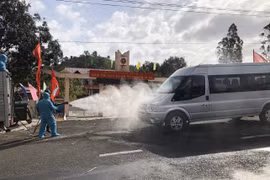 Phun dung dịch khử khuẩn tại thị xã Ayun Pa và Ia Pa. (Ảnh: Quang Thái/TTXVN)