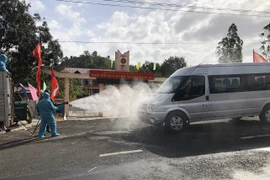 Phun dung dịch khử khuẩn tại thị xã Ayun Pa và Ia Pa. (Ảnh: Quang Thái/TTXVN)