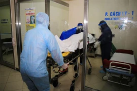 Một trường hợp nghi ngờ bệnh viêm đường hô hấp cấp do virus corona được đưa vào khu cách ly. (Ảnh: Hồ Cầu/TTXVN)