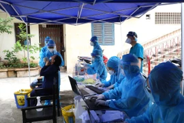 Xét nghiệm cho người dân phường Thanh Nhàn, quận Hai Bà Trưng. (Ảnh: Hoàng Hiếu/TTXVN)