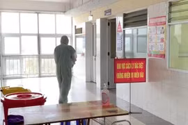 Phòng cách ly đặc biệt - nơi điều trị cho một bệnh nhân mắc COVID-19. (Ảnh: PV/Vietnam+)