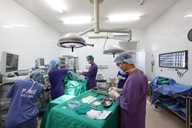 Các bác sĩ thực hiện ca phẫu thuật tại Bệnh viện Hữu nghị Việt Đức. (Ảnh: Minh Sơn/Vietnam+)