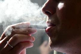 Người dân hút thuốc lá điện tử. (Ảnh: AFP/TTXVN)
