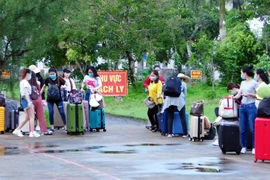 Các công dân hoàn thành cách ly chuẩn bị được về với gia đình. (Ảnh: Trung Hiếu/TTXVN)