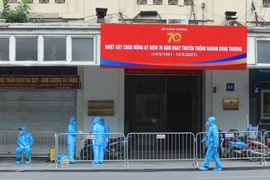 Chiều 12/5, Hà Nội phong toả tại địa chỉ số 91 Đinh Tiên Hoàng (Hà Nội) do có trường hợp dương tính với SARS-CoV-2. (Ảnh: Phan Tuấn Anh/TTXVN)