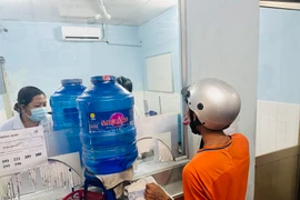 Một bệnh nhân uống thuốc methadone tại Khoa tư vấn và điều trị nghiện chất - Trung tâm Y tế Thành phố Sa Đéc (tỉnh Đồng Tháp). (Ảnh: T.G/Vietnam+)