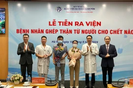 Hai bệnh nhân được ghép thận từ người cho chết não ra viện. (Ảnh: PV/Vietnam+)