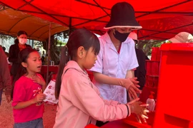 Chăm sóc sức khỏe, hướng dẫn trẻ em ở đảo Lý Sơn rửa tay với xà phòng