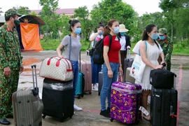 Các công dân hoàn thành cách ly chuẩn bị được về với gia đình. (Ảnh: Trung Hiếu/TTXVN)