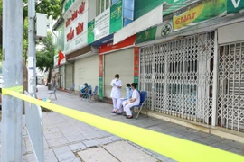 Y tế quận Hoàn Kiếm và lực lượng an ninh túc trực tại khu vực bị phong tỏa. Ảnh: Hoàng Hiếu - TTXVN 