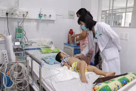Điều trị cho trẻ mắc bệnh tay chân miệng. (Ảnh: Huỳnh Phúc Hậu/TTXVN)