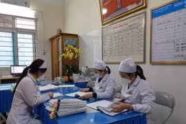 Nhân viên y tế làm việc tại một Trung tâm y tế tuyến huyện của tỉnh Thanh Hóa. (Ảnh: T.G/Vietnam+)