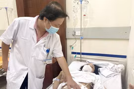Bác sỹ thăm khám cho bệnh nhân. (Ảnh: PV/Vietnam+)