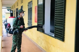 Xử lý, phun khử trùng triệt để môi trường và các khu vực có liên quan để phòng, chống dịch COVID-19. (Ảnh: Hoa Mai/TTXVN)