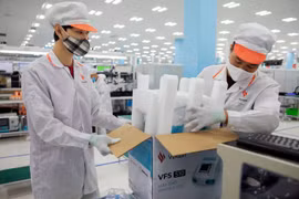 Sản xuất máy thở Vsmart VFS-510. (Ảnh: Bloomberg)