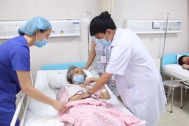 Các bác sỹ thăm khám cho bệnh nhân sau phẫu thuật. (Ảnh: PV/Vietnam+)