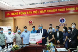 Bộ Y tế tiếp nhận gói hỗ trợ tài chính cho bác sỹ, nhân viên y tế tuyến đầu chống dịch COVID-19. (Ảnh: PV/Vietnam+)