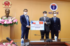 Các đại diện tại buổi lễ trao tặng 250.800 liều vaccine phòng COVID-19 AstraZeneca và Moderna do Chính phủ Cộng hòa Séc tài trợ cho Việt Nam. (Ảnh: PV/Vietnam+)