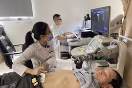 Nhân viên y tế thực hiện siêu âm ổ bụng cho một bệnh nhân. (Ảnh: PV/Vietnam+)