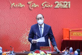 Thủ tướng Nguyễn Xuân Phúc phát biểu khi đến thăm hỏi, động viên ngành y tế. (Ảnh: Thống Nhất/TTXVN)