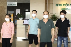Các bệnh nhân COVID-19 được công bố khỏi bệnh tại Bệnh viện Bệnh Nhiệt đới Trung ương ngày 11/5/2020. (Ảnh: Minh Quyết/TTXVN
