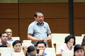 Bộ trưởng Bộ Văn hóa, Thể thao và Du lịch Nguyễn Văn Hùng tham gia trả lời chất vấn, giải trình về những vấn đề có liên quan. (Ảnh: Phạm Kiên/TTXVN)