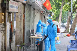 Phun khử khuẩn toàn bộ khu vực ngõ 54 Quán Sứ. (Ảnh: Hoàng Hiếu/TTXVN)