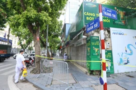 Hà Nội phong tỏa ngõ 54 Quán Sứ, quận Hoàn Kiếm. (Ảnh: Hoàng Hiếu/TTXVN)