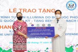 Bệnh viện Bạch Mai đón nhận 1 máy giải trình tự gene của Bộ Quốc phòng - Hợp chủng quốc Hoa Kỳ trao tặng. (Ảnh: PV/Vietnam+)
