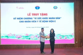 Bộ trưởng Bộ Y tế Đào Hồng Lan đã truy tặng Kỷ niệm chương “Vì sức khỏe nhân dân” cho Thạc sĩ, nữ hộ sinh Lộ Thị Thùy Linh – Khoa Phụ sản (Bệnh viện E). (Ảnh: PV/Vietnam+)